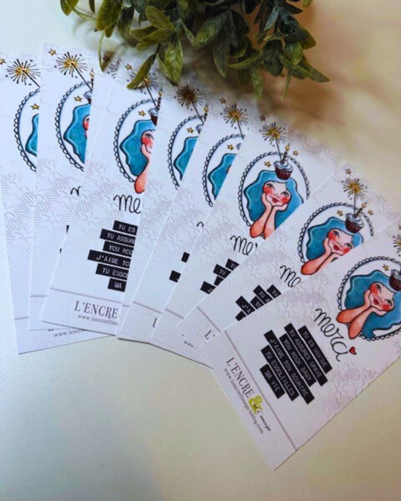 Planche d'étiquettes illustrées avec des motifs poétiques, affichant des messages inspirants et une illustration d'une femme avec des cheveux longs et bleus, entourée de décorations florales et d'étoiles.